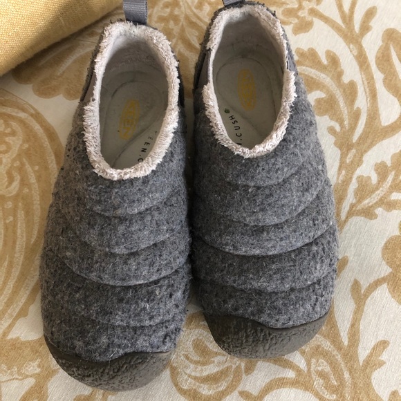 KEEN Slippers - Picture 1 of 14